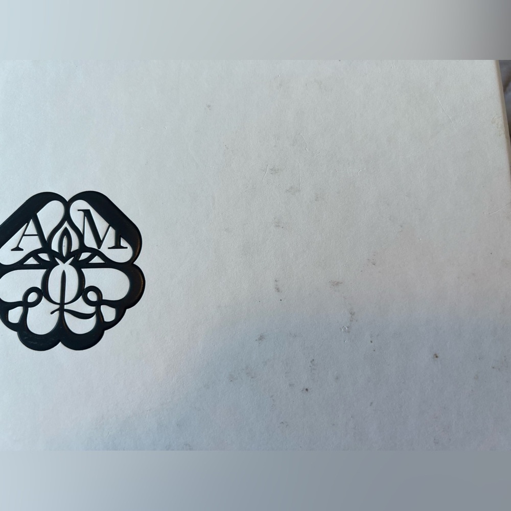 Alexander McQueen White Box - Picture 8 of 15